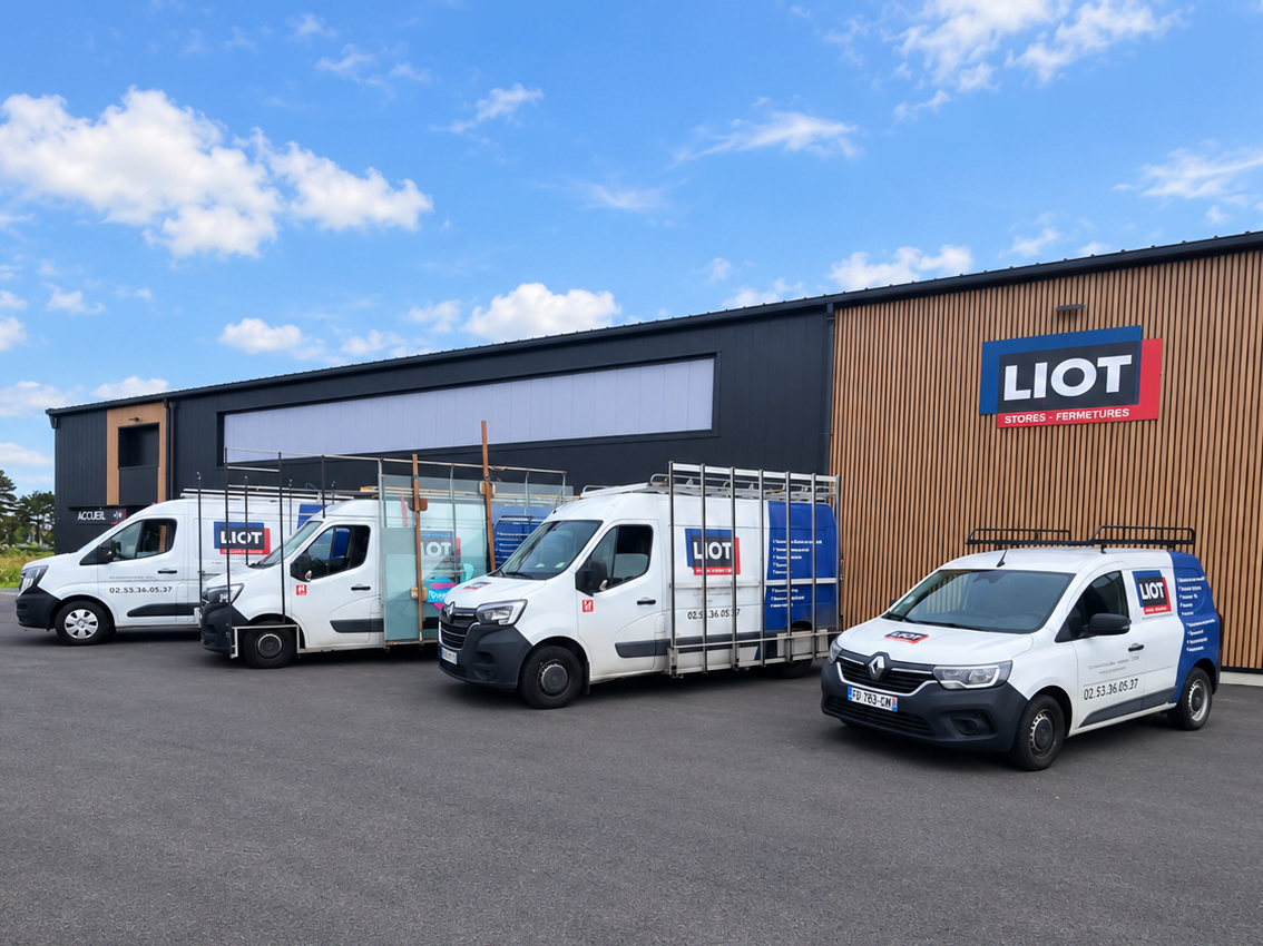 Batiment Liot Stores Fermetures avec camions devant